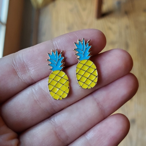 NWOT Gold Pineapple Stud Earrings - Picture 5 of 6